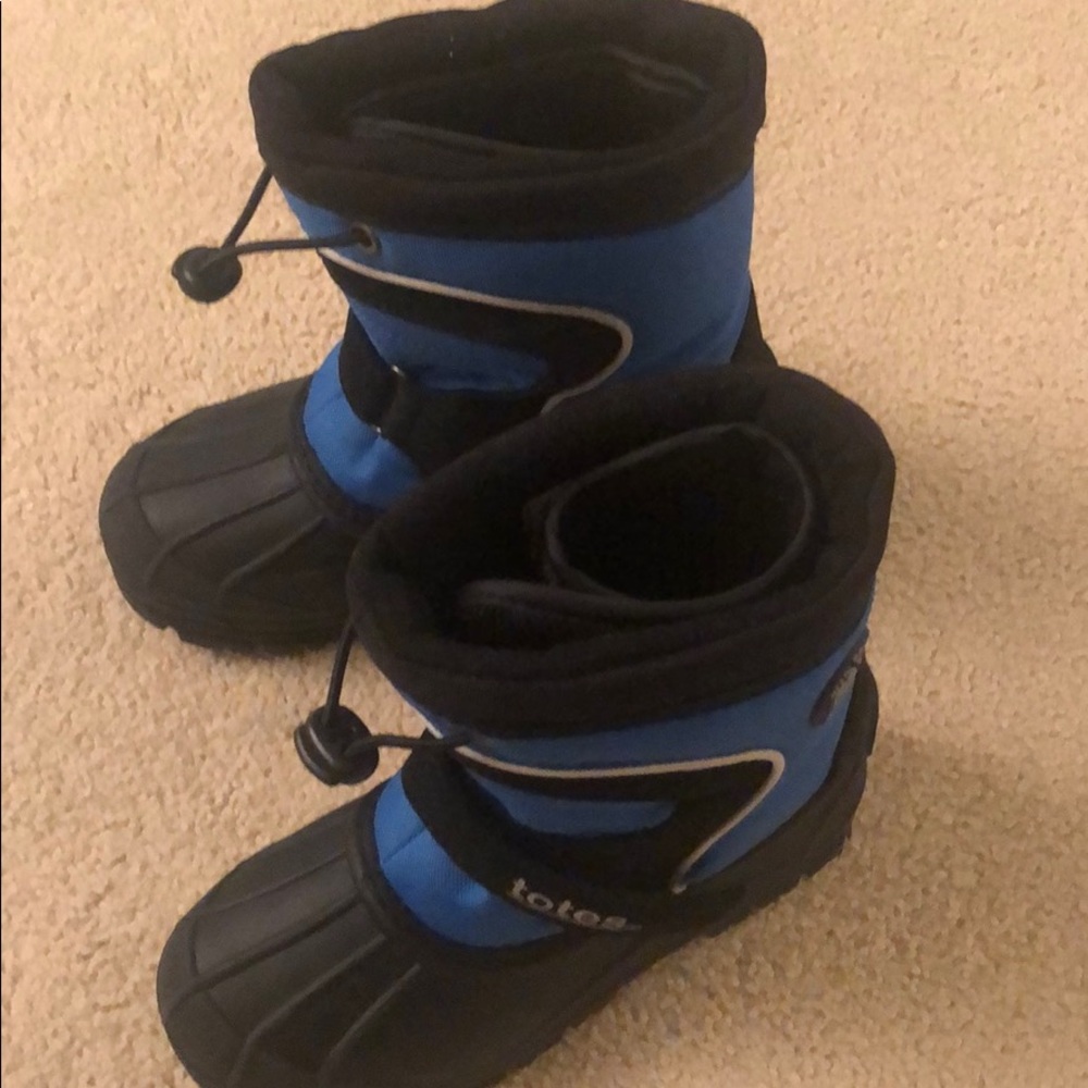Winter shoes little boys size 12 black and blue